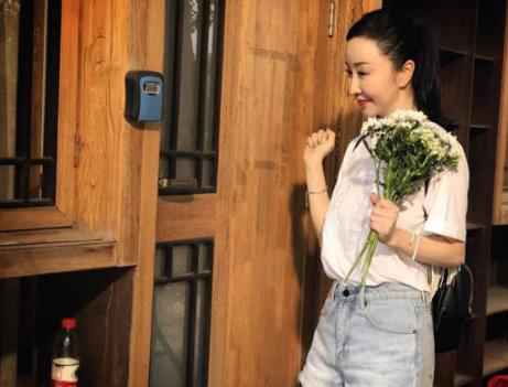 曹茜茜拍摄新歌《期待明天》MV 炎炎夏日欢乐不断