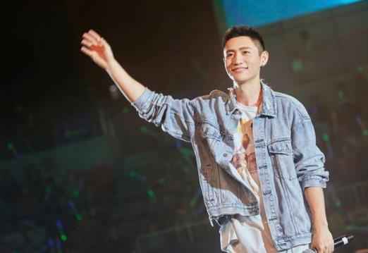 魏晨寸头新造型现身山东 唱跳全能引爆全场