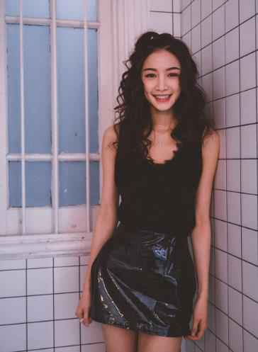 小花张南出席品牌活动 all black摇滚少女范十足