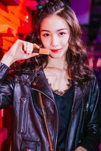 小花张南出席品牌活动 all black摇滚少女范十足