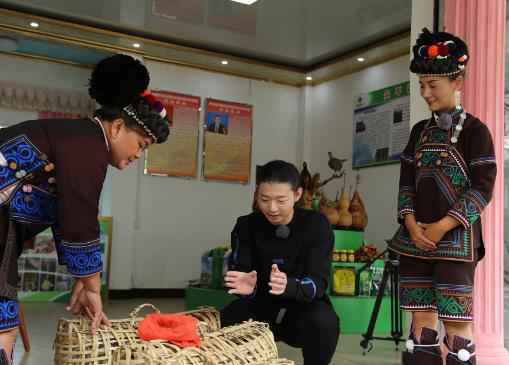 吃鸡一时爽 卖鸡遇难关 蔡国庆、霍尊联手推销云南“飞鸡”