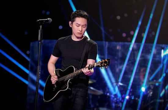 梁博音乐盛典演绎原创 张亚东一脸姨母笑