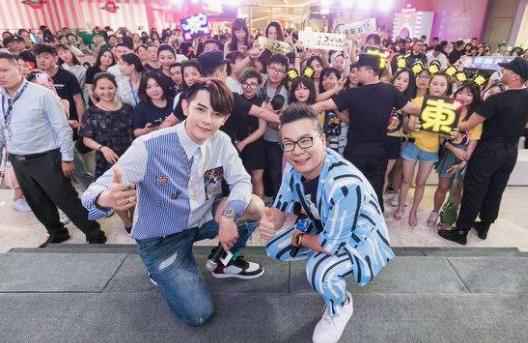 汪东城亮相成都担任“店长” 为粉丝送冷饮唱情歌