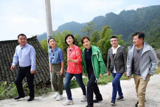 留守儿童乐观向上惹人疼 胡杏儿、陶昕然坚定帮扶信念