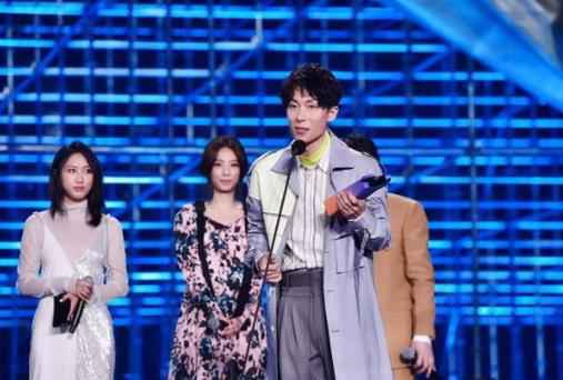 丁世光出席音乐盛宴《不散的筵席》获十大原创金曲