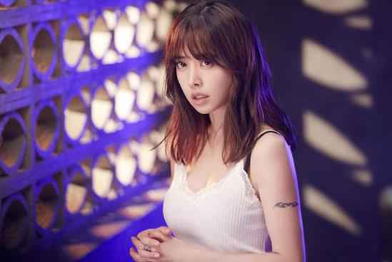 小混混凤小岳爱上女警蔡依林 两人成苦命鸳鸯