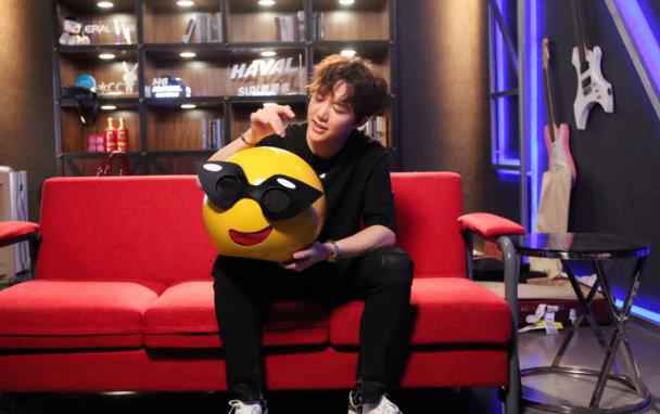 蒙面唱将“赛车王子”揭面 烧脑猜想真身竟是李云迪