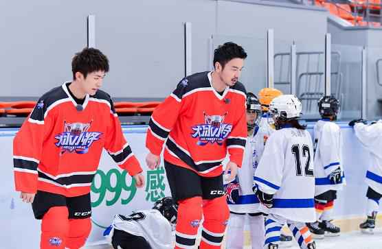 《大冰小将》小将连战五队勇夺冠 易烊千玺厨艺深藏不露 “厨房小白”雷佳音遭嫌弃