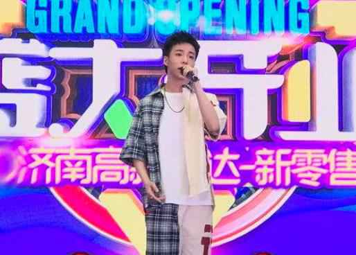 罗景文新造型现身“泉城” 组合单曲个人秀别有风味