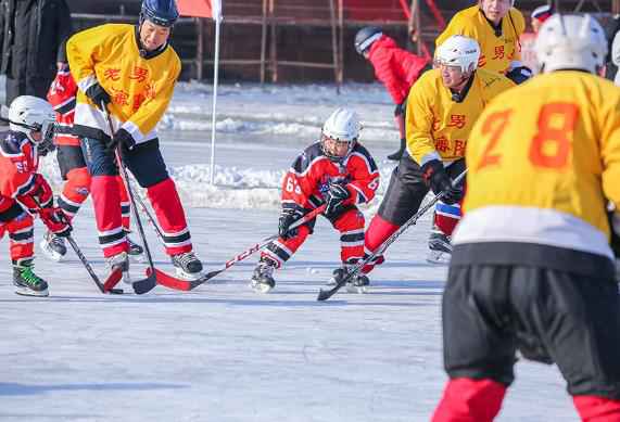 《大冰小将》最萌年龄差比赛上演 易烊千玺雷佳音为小将穿鞋反差巨大
