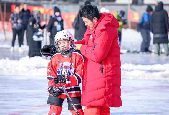 《大冰小将》最萌年龄差比赛上演 易烊千玺雷佳音为小将穿鞋反差巨大