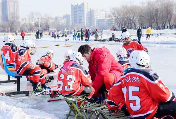 《大冰小将》最萌年龄差比赛上演 易烊千玺雷佳音为小将穿鞋反差巨大
