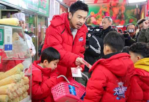 《大冰小将》易烊千玺雷佳音寻守护天使 “疾风少年”武大靖变菜场买手