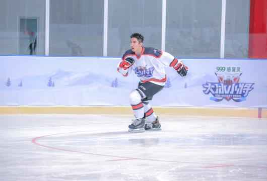 《大冰小将》易烊千玺雷佳音带队迎战“东北联队” 奥运冠军武大靖惊喜加盟 转行打冰球