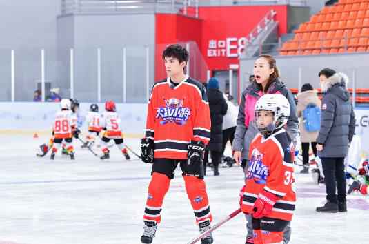 《大冰小将》易烊千玺雷佳音带队迎战“东北联队” 奥运冠军武大靖惊喜加盟 转行打冰球