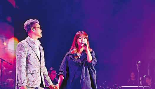 汉洋入行多年首办个唱 儿子惊喜现身两人合唱