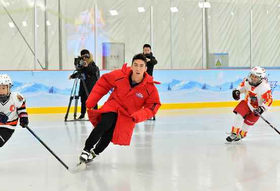 《大冰小将》武大靖携“插班生”打响队内战 易烊千玺雷佳音合演“激将法”