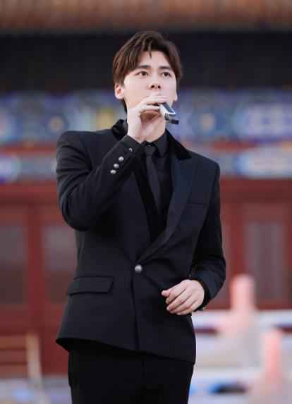 李易峰亚洲影视周上演西装杀 歌曲《灿烂》尽展青春力量