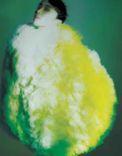 蔡依林时尚大片演绎迷幻色彩 光影虚实之间展神秘气息