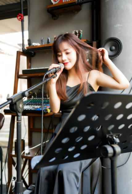 “人形写歌机”郑冰冰新歌发布 歌曲肉麻狙心甜蜜升级