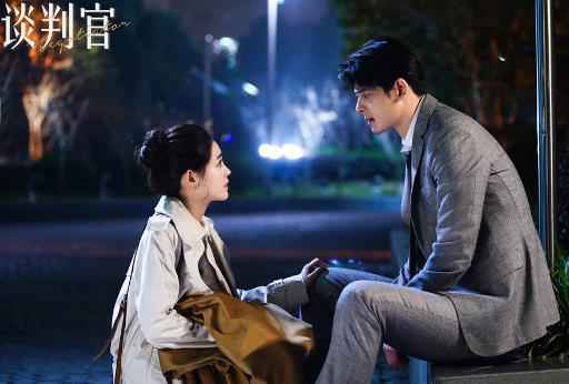 《谈判官》收视飘红曝双人海报 杨幂黄子韬“暖心依偎”