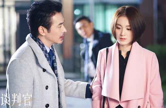 《谈判官》收视飘红曝双人海报 杨幂黄子韬“暖心依偎”