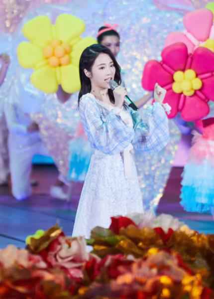 “全能少女”张可盈献唱央视五四晚会 甜润唱响青春正能量