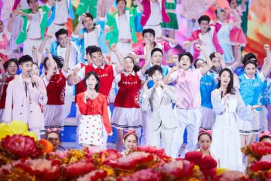 “全能少女”张可盈献唱央视五四晚会 甜润唱响青春正能量