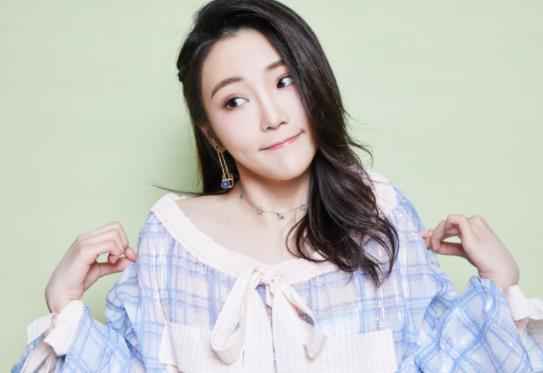 “全能少女”张可盈献唱央视五四晚会 甜润唱响青春正能量