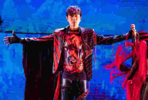 林俊杰兑现福利秀腹肌 石家庄“圣所”万人大合唱不惧寒夜驱散风雨