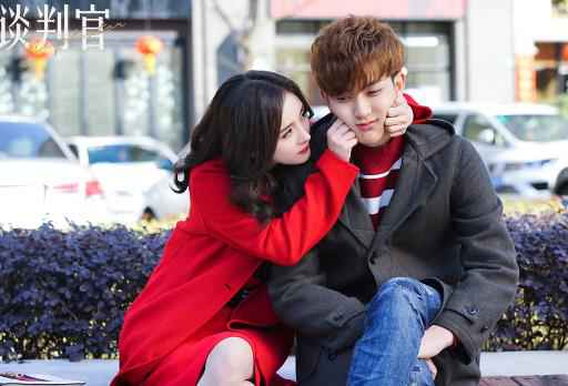 《谈判官》曝“白色梦幻”海报 杨幂黄子韬“绝地反击”