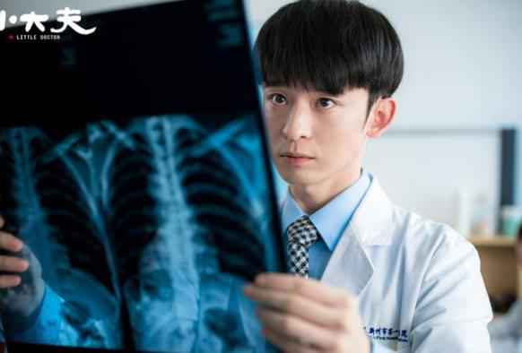 董子健《小大夫》十一开播 轻喜剧开启假期追剧模式