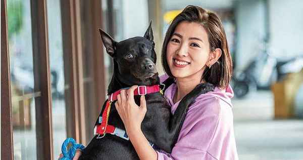 米可白离婚2年前夫仍亲自接送