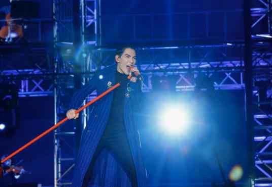 等2.5小时开唱！萧敬腾四面鞠躬道歉“觉得尴尬”