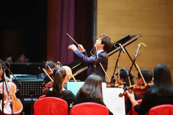 “云指肖邦”南昌站座无虚席 李云迪奏响城市最强音