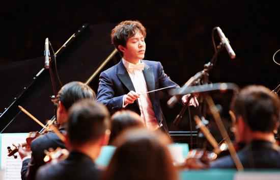 “云指肖邦”南昌站座无虚席 李云迪奏响城市最强音