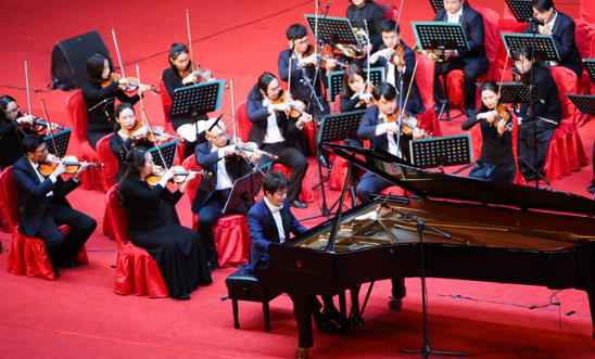 “云指肖邦”南昌站座无虚席 李云迪奏响城市最强音