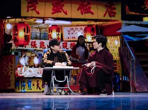 常远“成长史”征战《喜剧人》总决赛 爷孙同台感恩观众