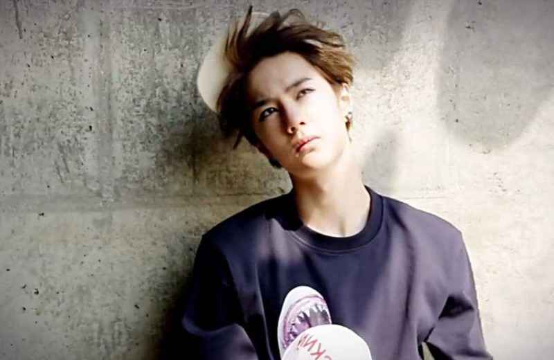 粉色卫衣抢镜，王一博录制节目，素颜出镜超搞笑