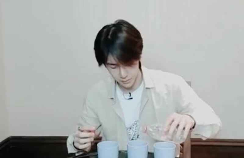 粉色卫衣抢镜，王一博录制节目，素颜出镜超搞笑