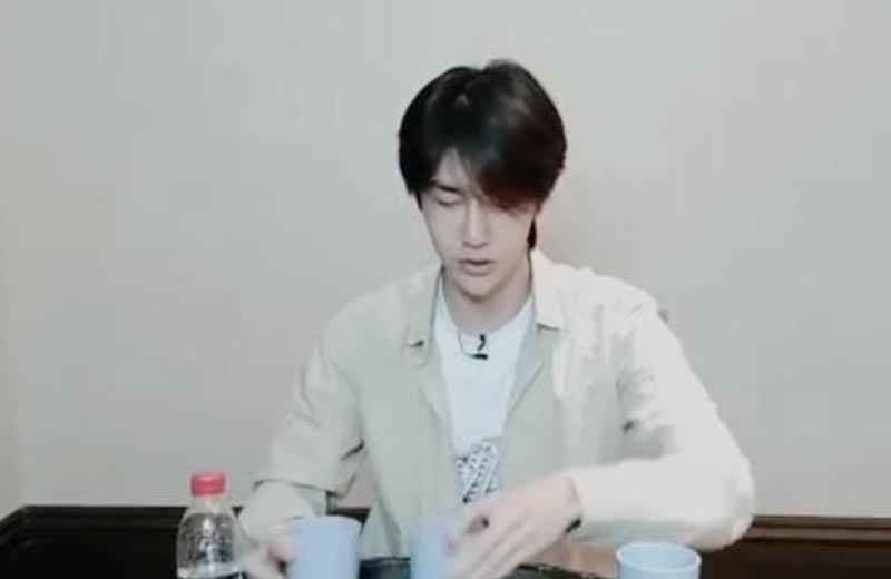 粉色卫衣抢镜，王一博录制节目，素颜出镜超搞笑