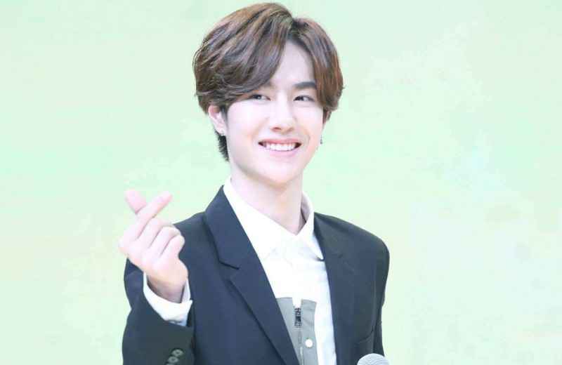 粉色卫衣抢镜，王一博录制节目，素颜出镜超搞笑