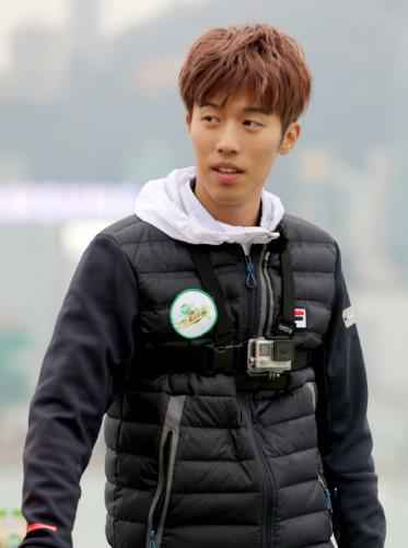 周游《二十四小时》致敬偶像张继科 玩转花样乒乓