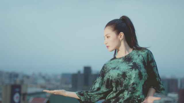 江静新歌《未来》邀张震岳打造 为MV学舞进步神速