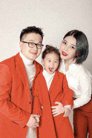 崔栩维《最美的光》唱出晶莹童心 获崔子格崔轼玄助力爱意满满