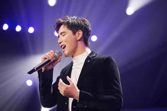 阿云嘎“二重唱”尽显前辈风范 灵魂演绎《那个男人》唱哭观众