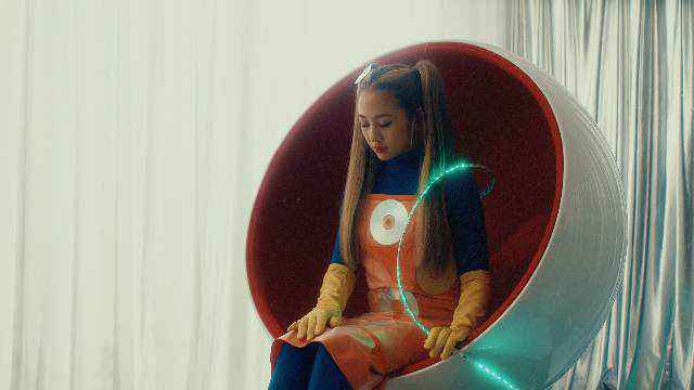 鬼鬼吴映洁《你要不要先回家》MV上线 变身AI虚拟女友“为爱进化”