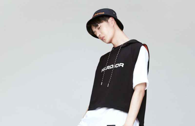 《天天向上》王一博对于摩托车喜爱，一眼认出张天爱手里的头盔