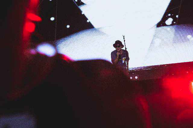 嗨爆唐山恒大星光音乐盛典 王啸坤用歌声讲述“三十而已”