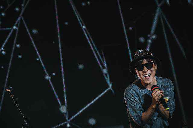 嗨爆唐山恒大星光音乐盛典 王啸坤用歌声讲述“三十而已”